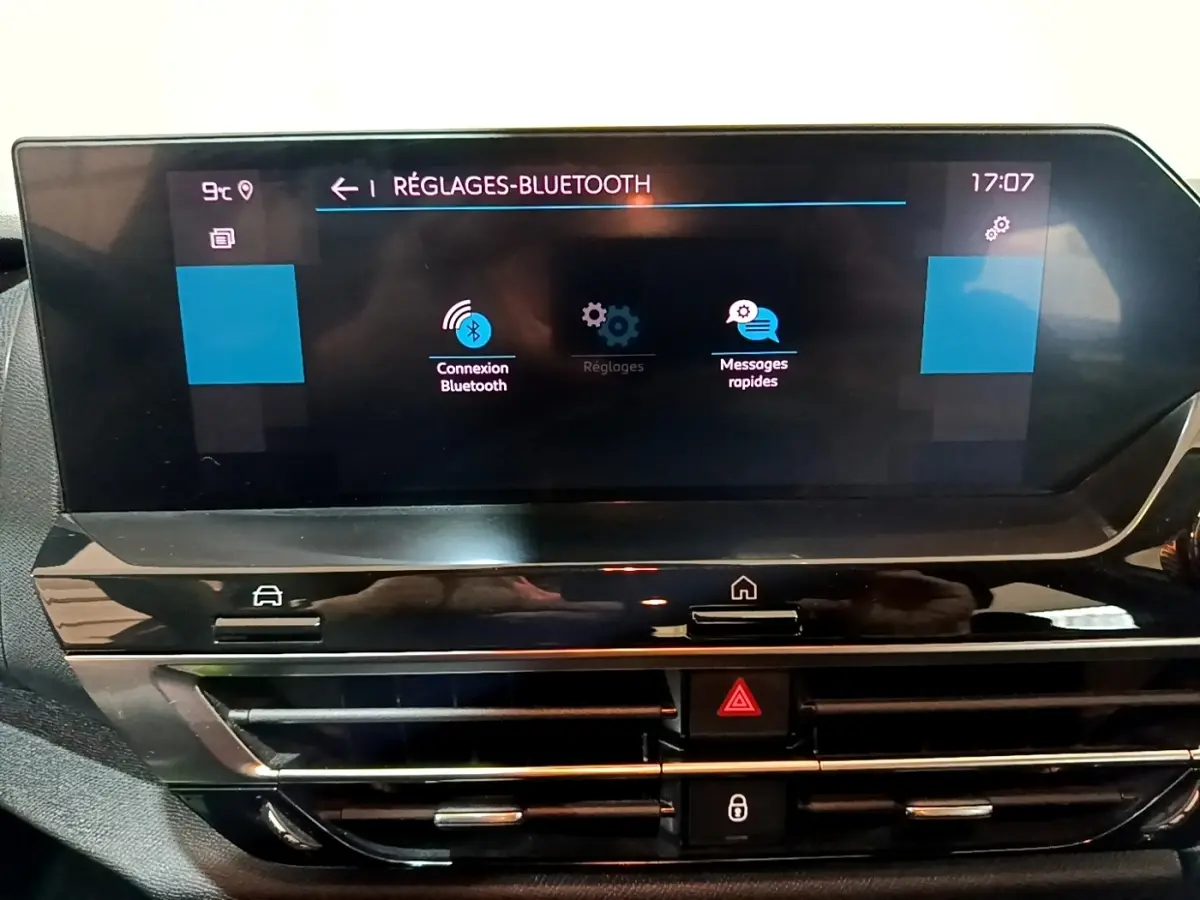 Écran tactile central de la Citroën C4 gris foncé affichant les réglages Bluetooth, vue frontale rapprochée.