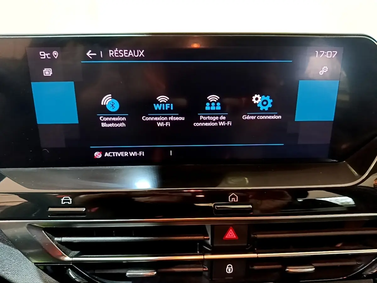 Écran tactile 10 pouces du système multimédia Citroën C4 2021, affichant les options de connexion réseau Wi-Fi.
