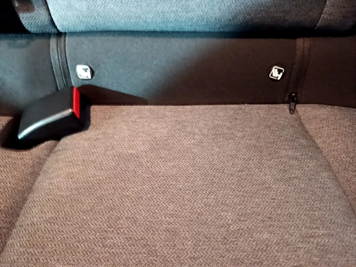 Détail de la banquette arrière grise de la Citroën C4 avec fixation Isofix et ceinture de sécurité visible.