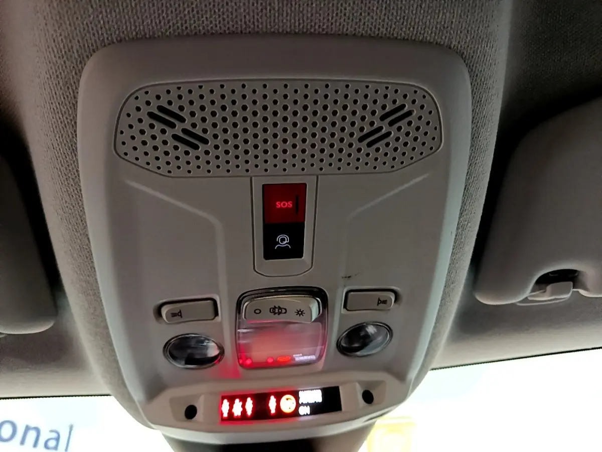Plafonnier intérieur avec commandes d’éclairage et bouton SOS, dans une Citroën C4 gris foncé, vue de dessous.