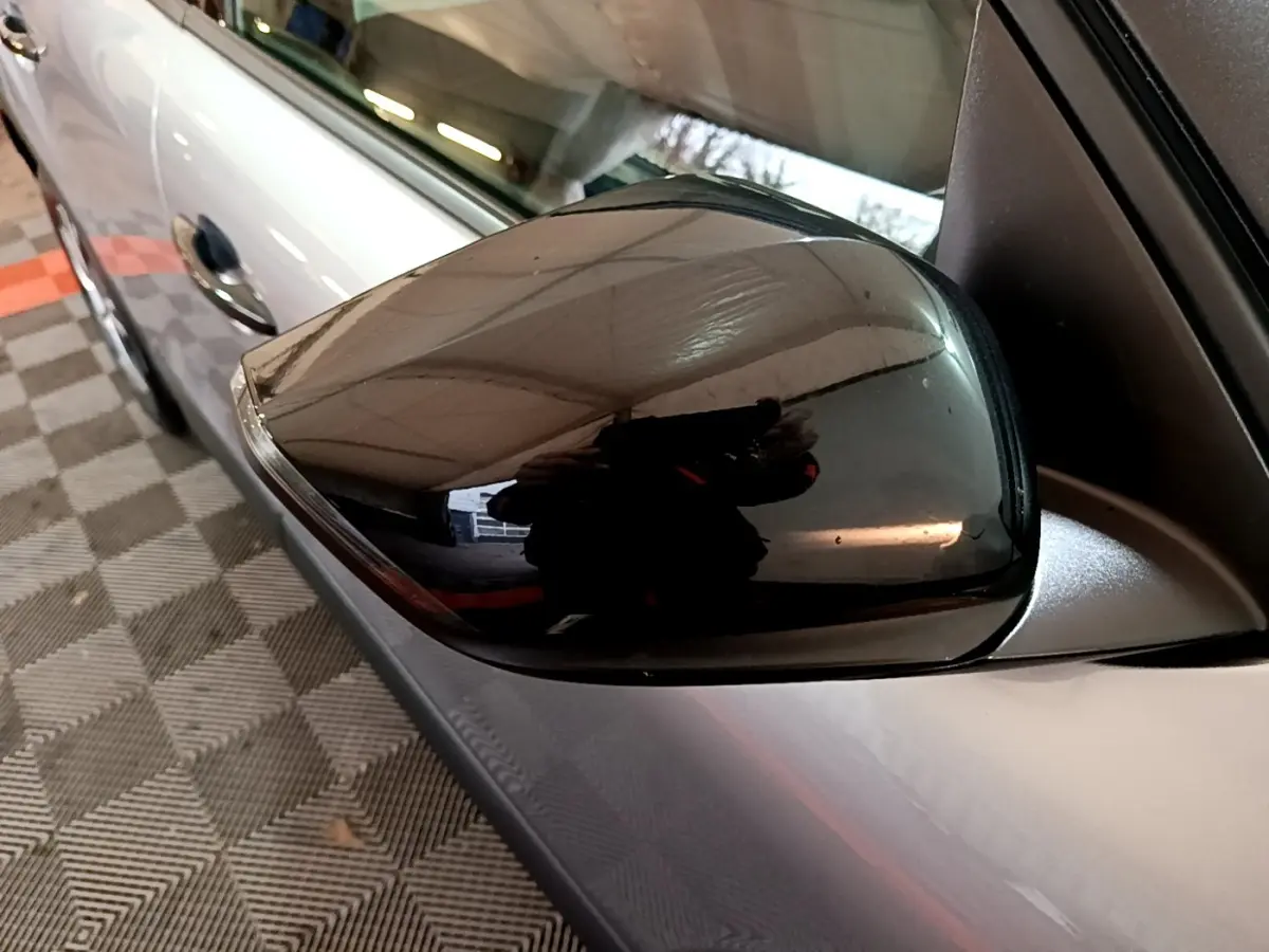 Rétroviseur extérieur droit gris foncé de Citroën C4 2021, avec clignotant intégré et caméra visible.