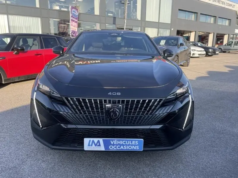 Vue de face d'une Peugeot 408 Hybrid GT noire métal 2024 avec calandre distinctive et logo lion central.