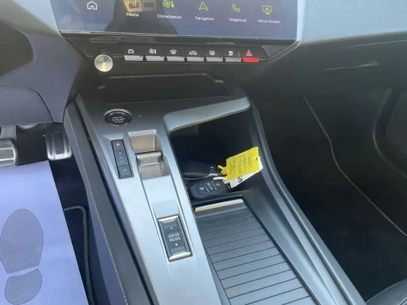 Vue rapprochée de la console centrale du Peugeot 408 Hybrid noir métal 2024, montrant la commande de boîte auto et le bouton start/stop.