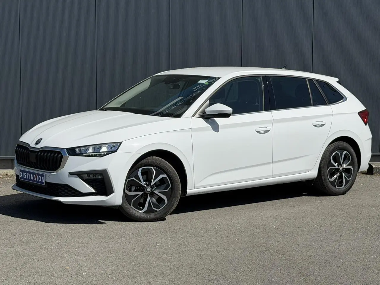 SKODA SCALA TSI 116 blanc glacier vue de profil côté gauche avec jantes alliage et vitres surteintées.