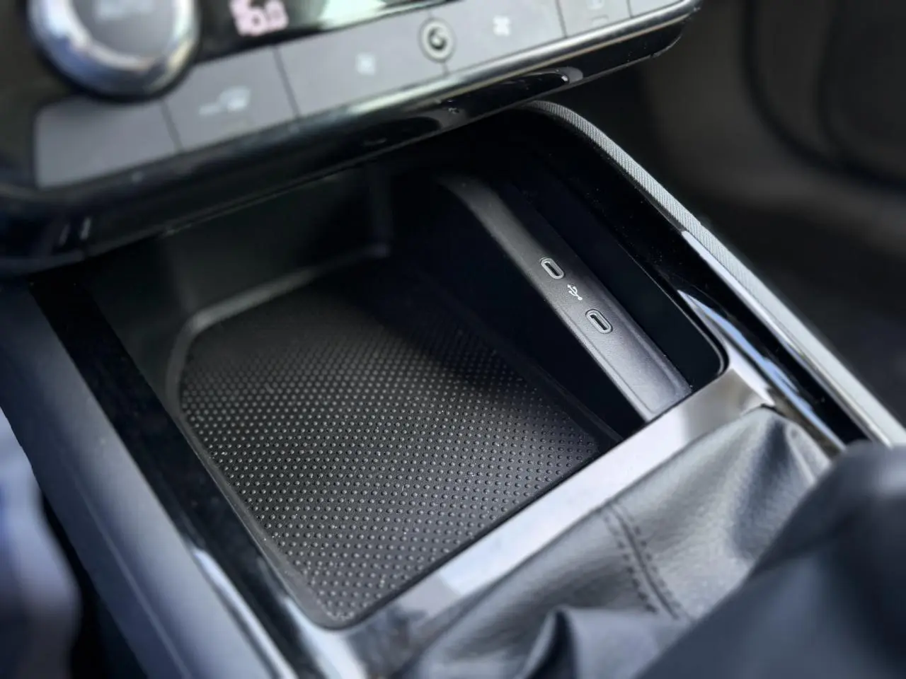 Gros plan sur la console centrale de la Skoda Scala TSI 116, montrant le compartiment de rangement avec ports USB-C.