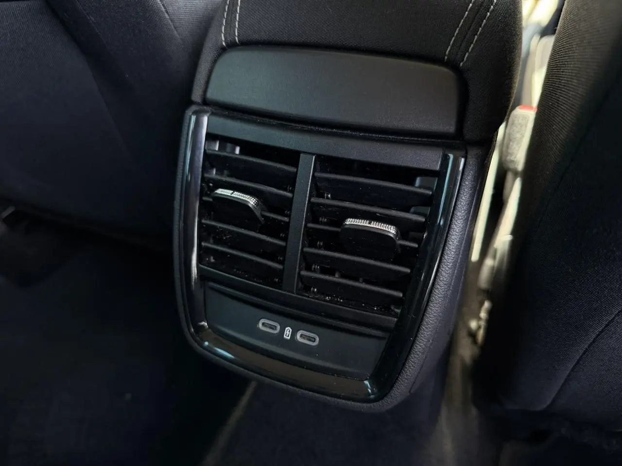 Gros plan sur la sortie d’air arrière noire avec deux ports USB-C de la Skoda Scala TSI 116 Sélection blanche.