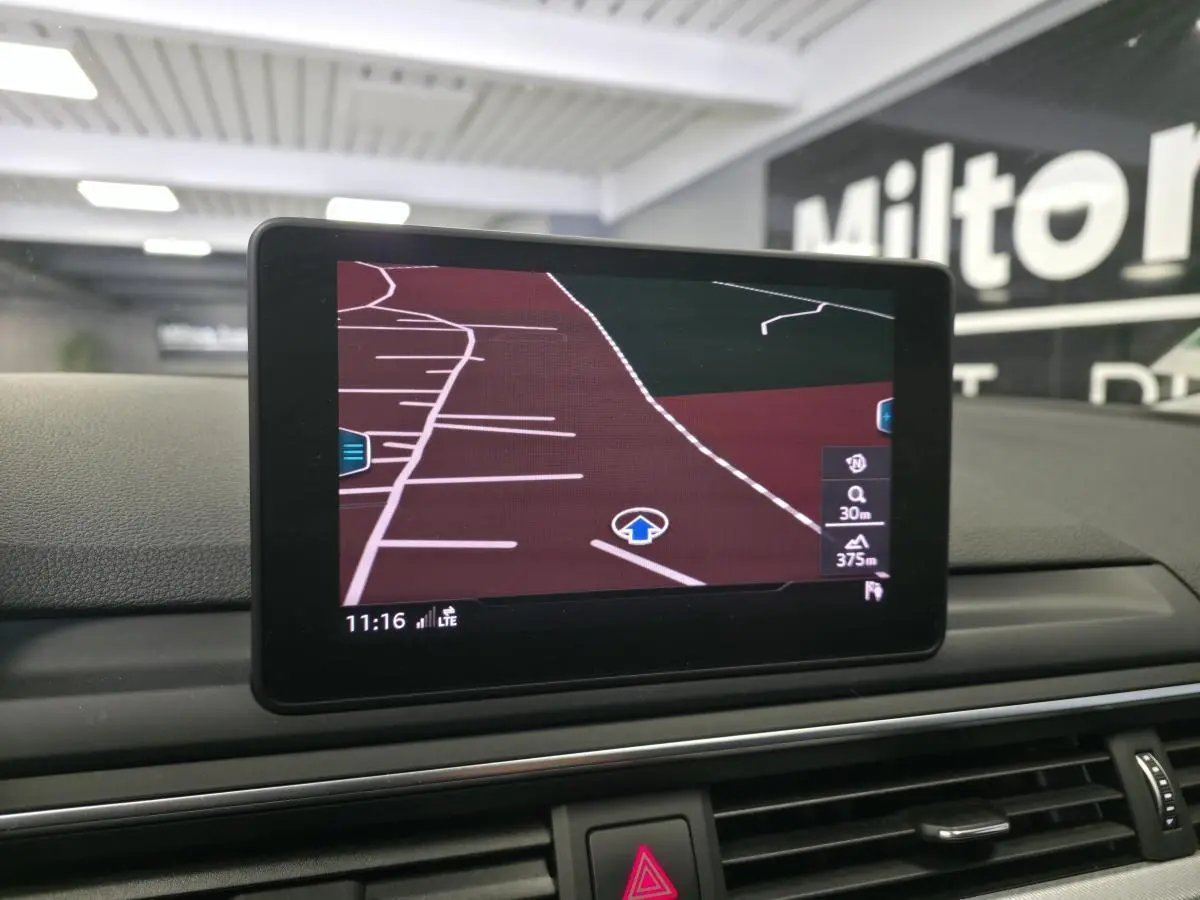 Écran central du tableau de bord d'une Audi A4 2019 affichant la navigation GPS en intérieur.