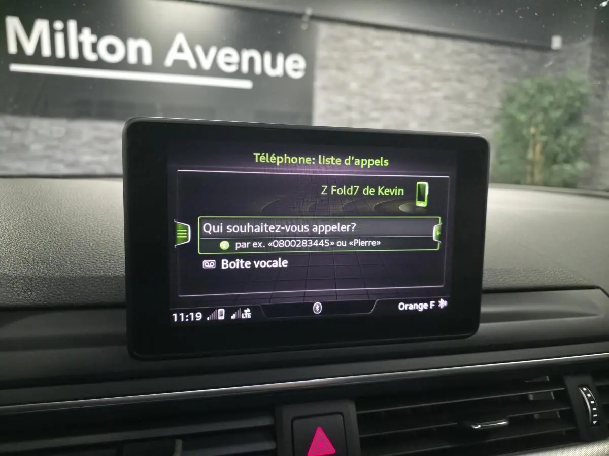 Écran central de l'Audi A4 2019 affichant la liste d'appels, vue intérieure du tableau de bord noir.