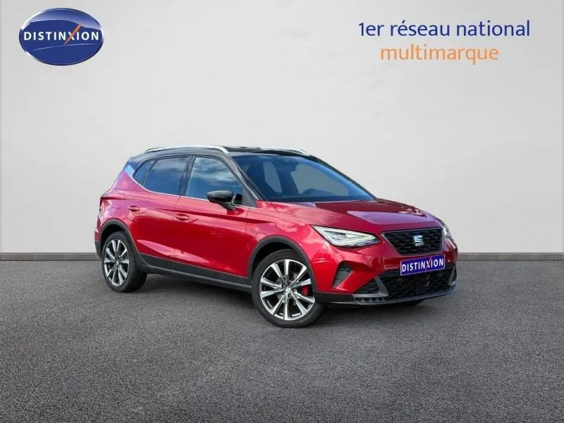 SEAT Arona 1.0 TSI 115ch FR rouge Désir avec toit noir Minuit, vue 3/4 avant côté gauche, jantes alliage visibles.