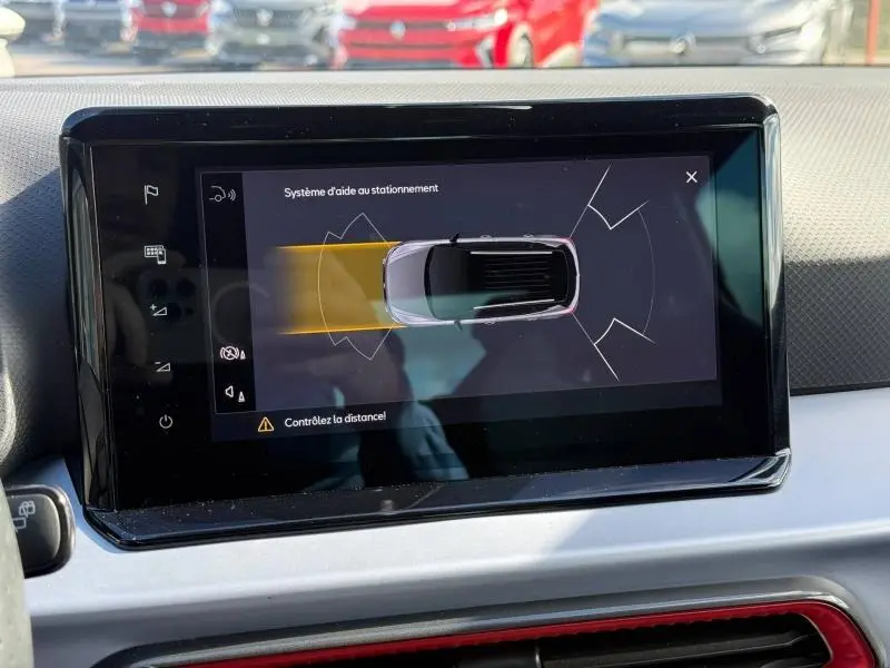 Écran tactile intérieur montrant le système d'aide au stationnement du SEAT Arona 2025 avec vue aérienne du véhicule.