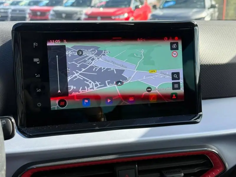 Écran tactile du système de navigation du SEAT Arona 2025 avec interface cartographique affichée.