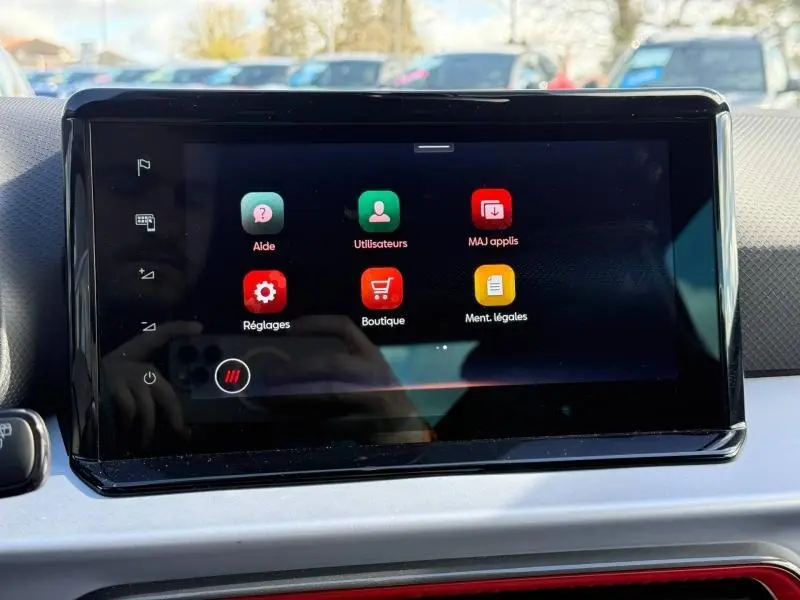 Écran tactile central du SEAT Arona 2025 affichant les icônes d’aide, utilisateurs, mises à jour, réglages, boutique et mentions légales.