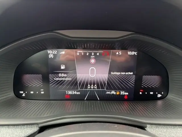 Affichage numérique du combiné d'instruments de la Skoda Scala blanc, avec vitesse, consommation et alertes visibles.