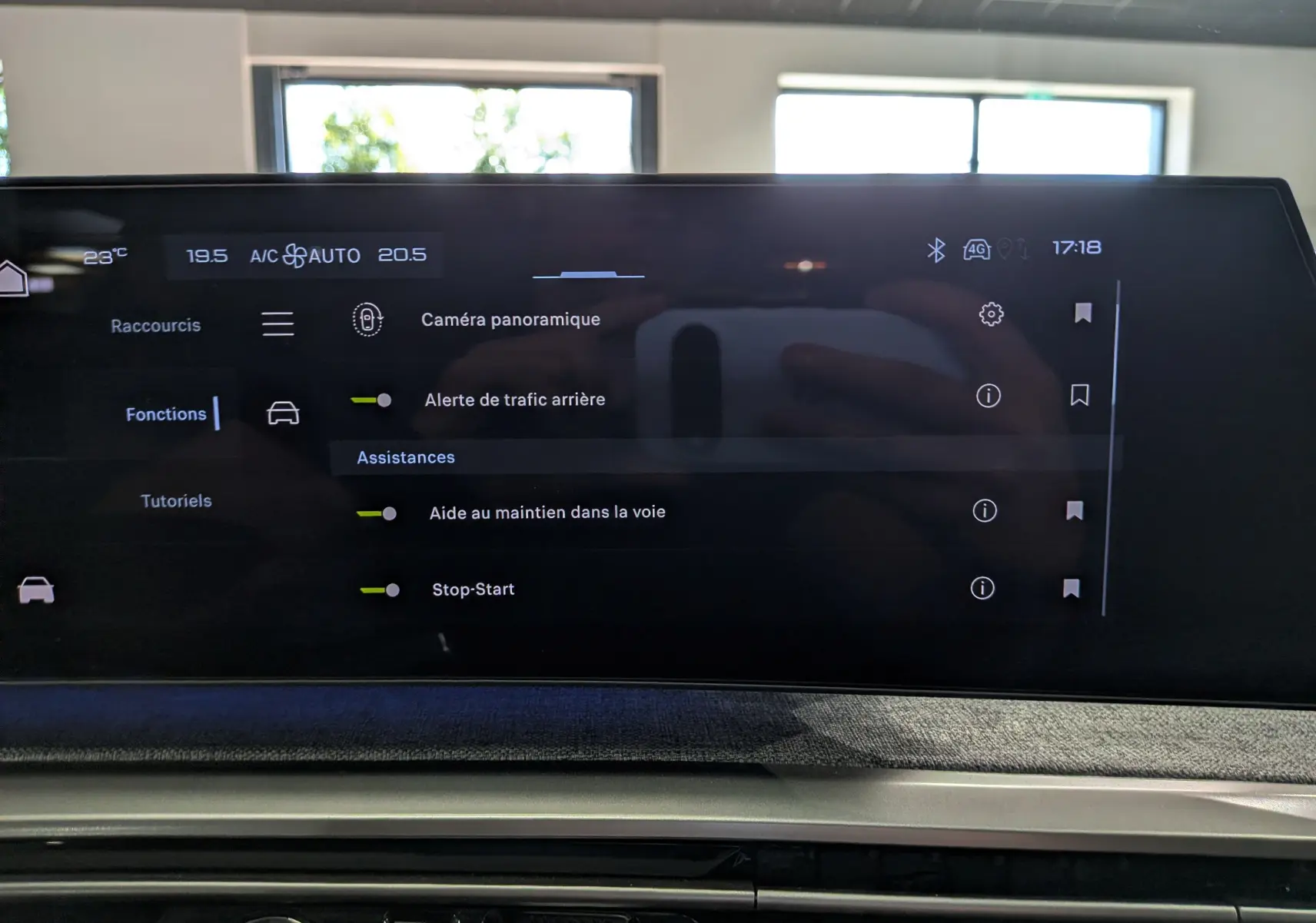 Écran tactile intérieur du Peugeot 5008 Hybrid 145 GT affichant les options d'assistance et de sécurité.