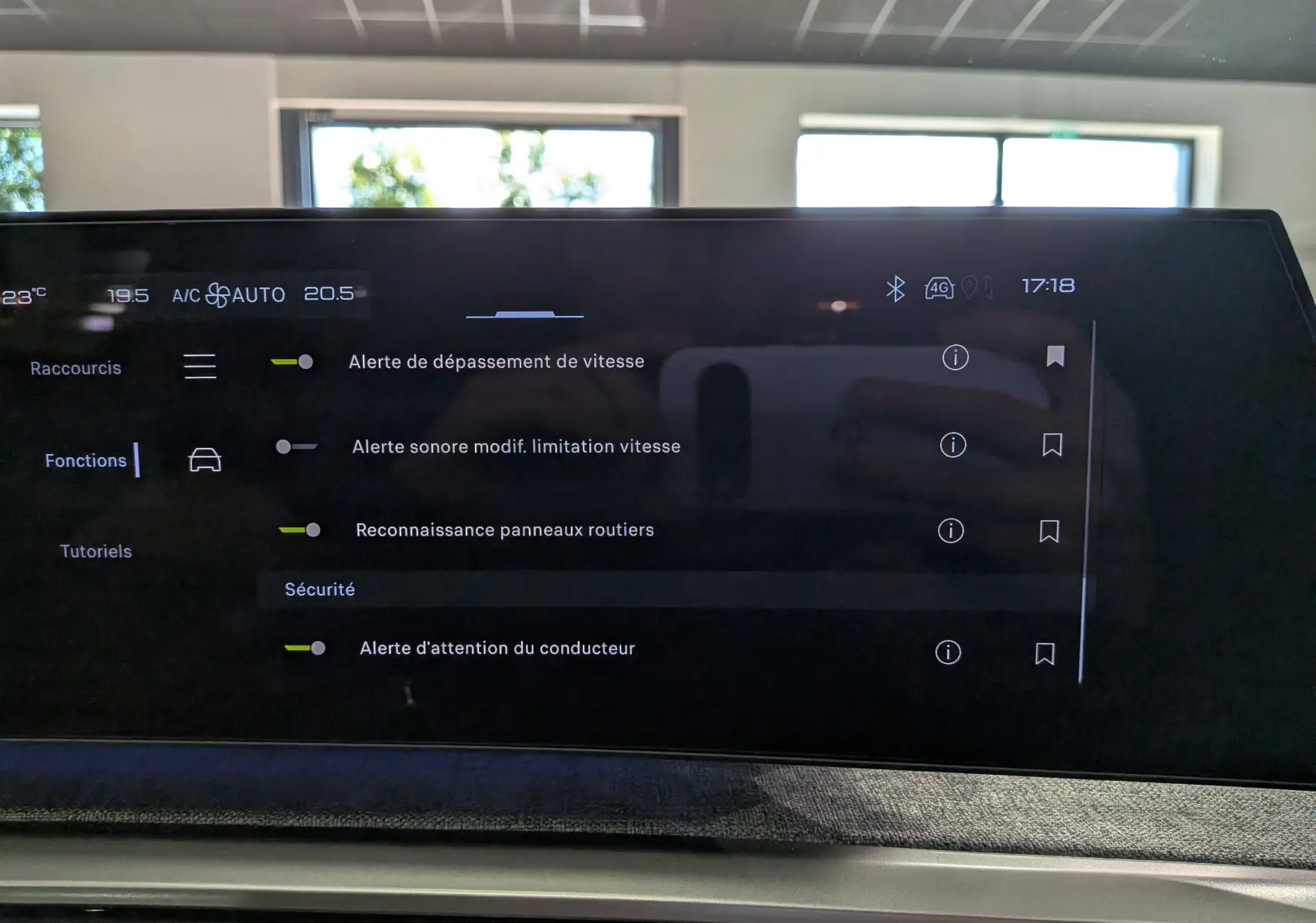 Écran tactile intérieur du Peugeot 5008 Hybrid 145 GT montrant les réglages d'alerte de sécurité et climatisation.