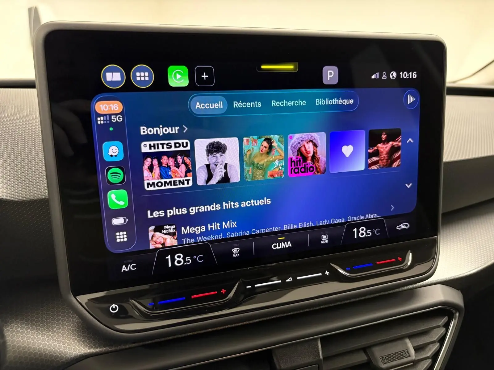 Écran tactile central du tableau de bord du SEAT LEON 2025 affichant l'interface multimédia avec température à 18,5°C.