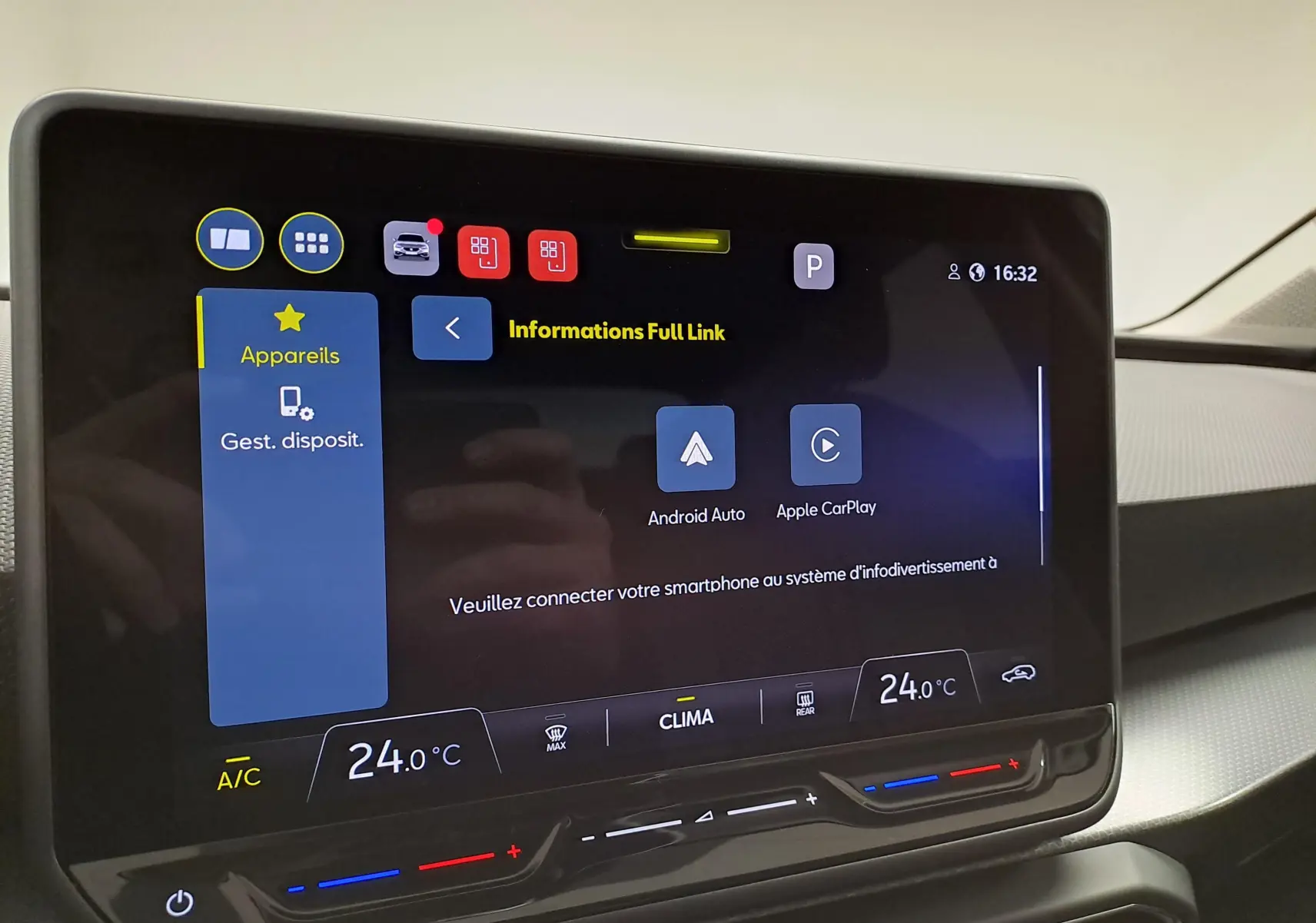 Écran tactile central du tableau de bord du SEAT LEON 1.5 eTSI Hybrid 2025 affichant les options Android Auto et Apple CarPlay.