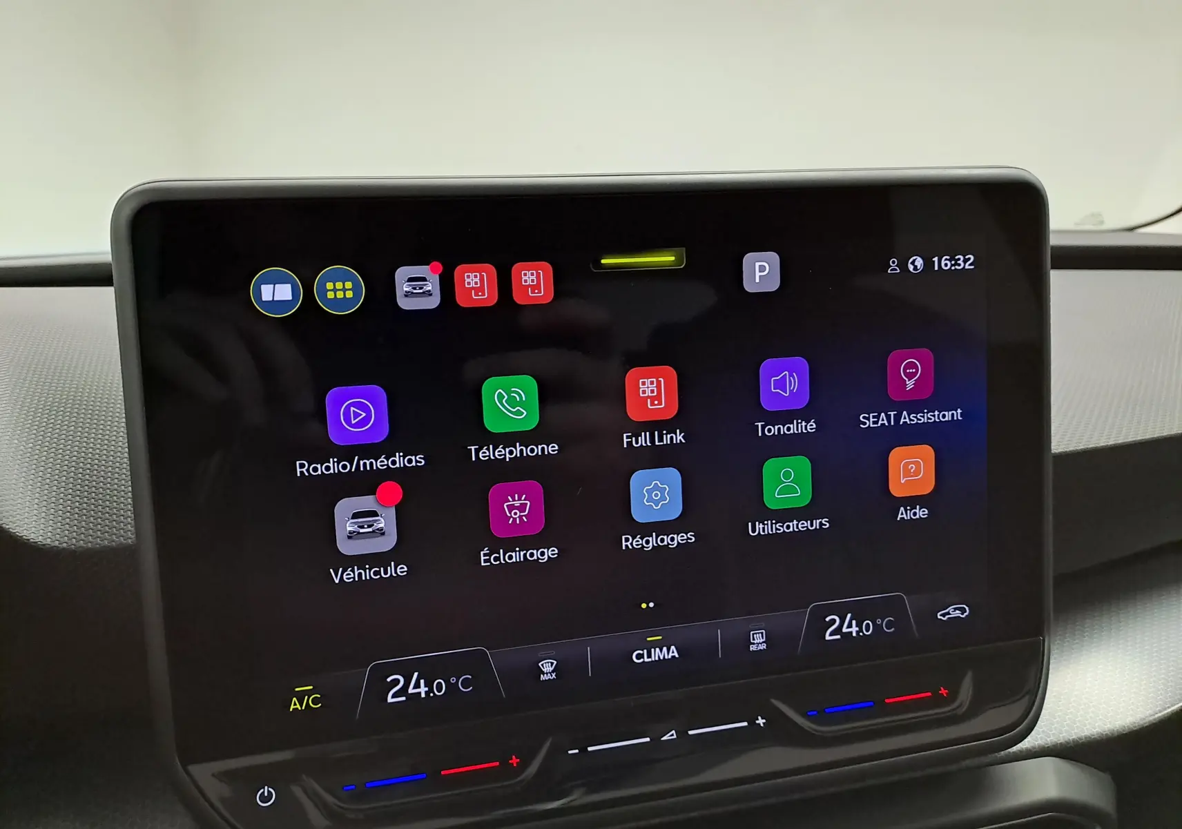 Écran tactile central du SEAT LEON 1.5 eTSI Hybrid 2025 affichant les réglages de climatisation et les applications multimédias.