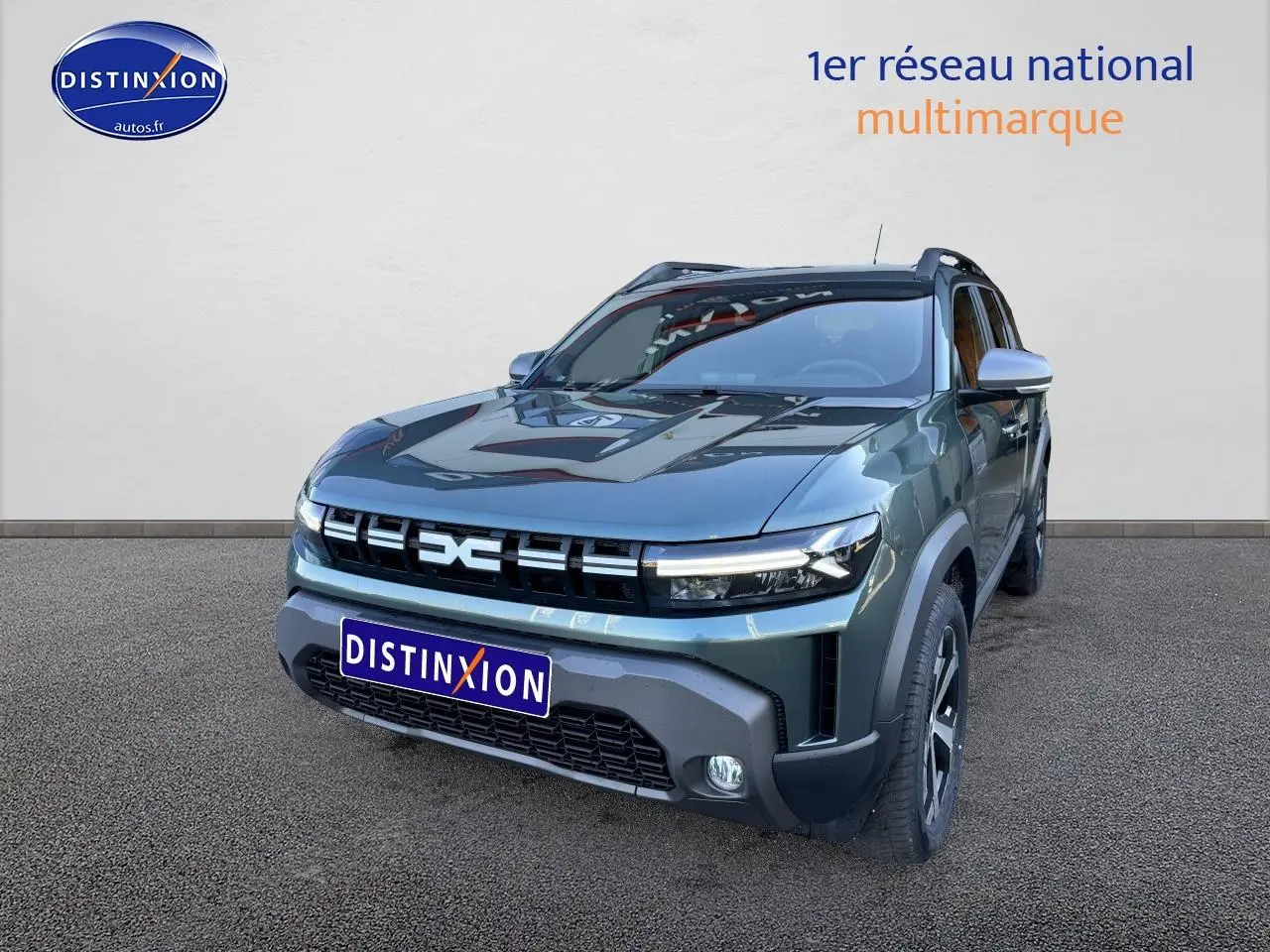 Vue 3/4 avant d'un Dacia Duster 2025 vert cèdre avec calandre noire et jantes alu noires.
