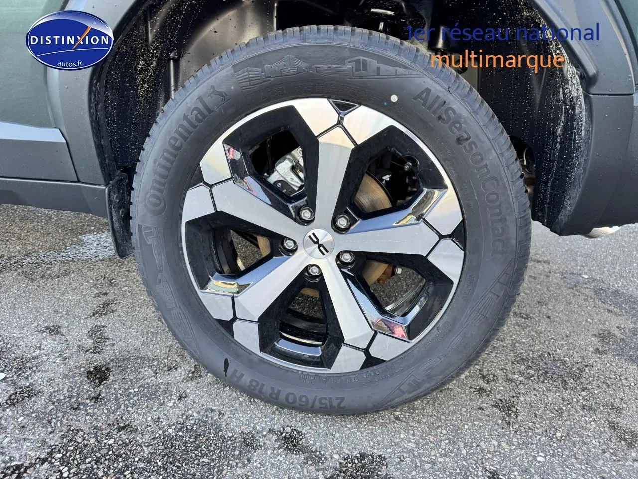 Gros plan sur la roue avant droite du Dacia Duster vert cèdre avec jante alu au design moderne.