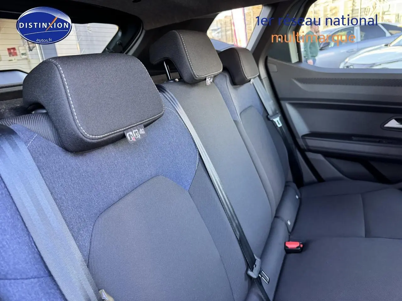 Vue intérieure côté droit des sièges arrière en tissu gris et bleu du Dacia Duster 2025 version 1.0 eco-g 100 journey.