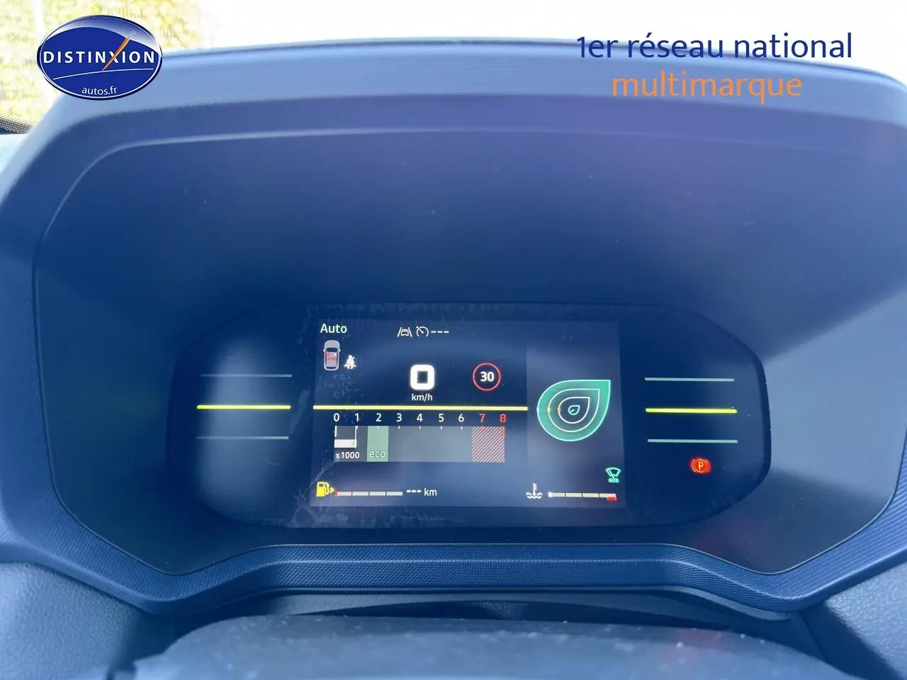 Tableau de bord numérique du Dacia Duster 2025, affichage vitesse et indicateurs, vue frontale rapprochée.