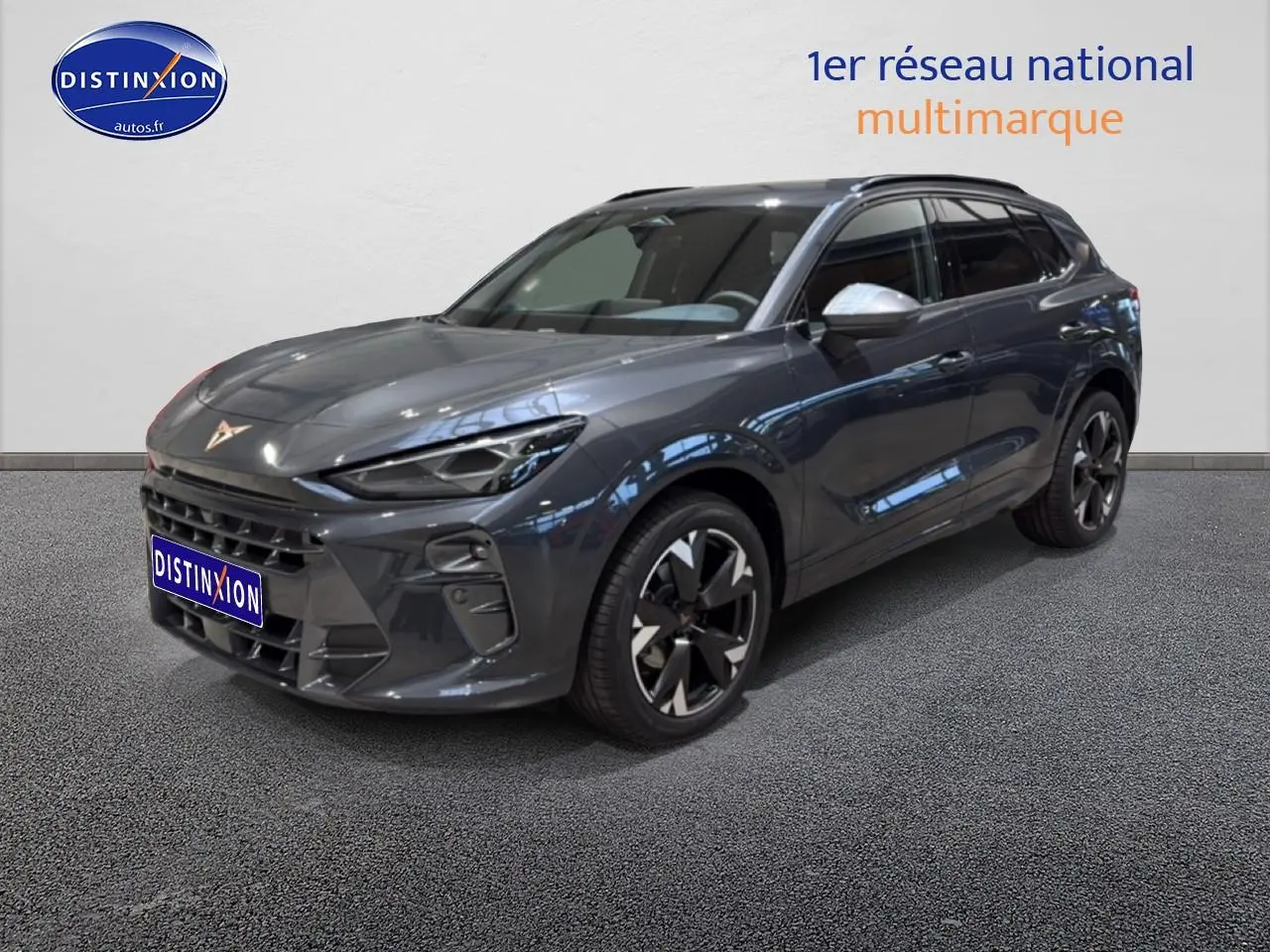 SUV CUPRA Terramar gris vu en 3/4 avant droit avec jantes noires et rétroviseurs argentés.