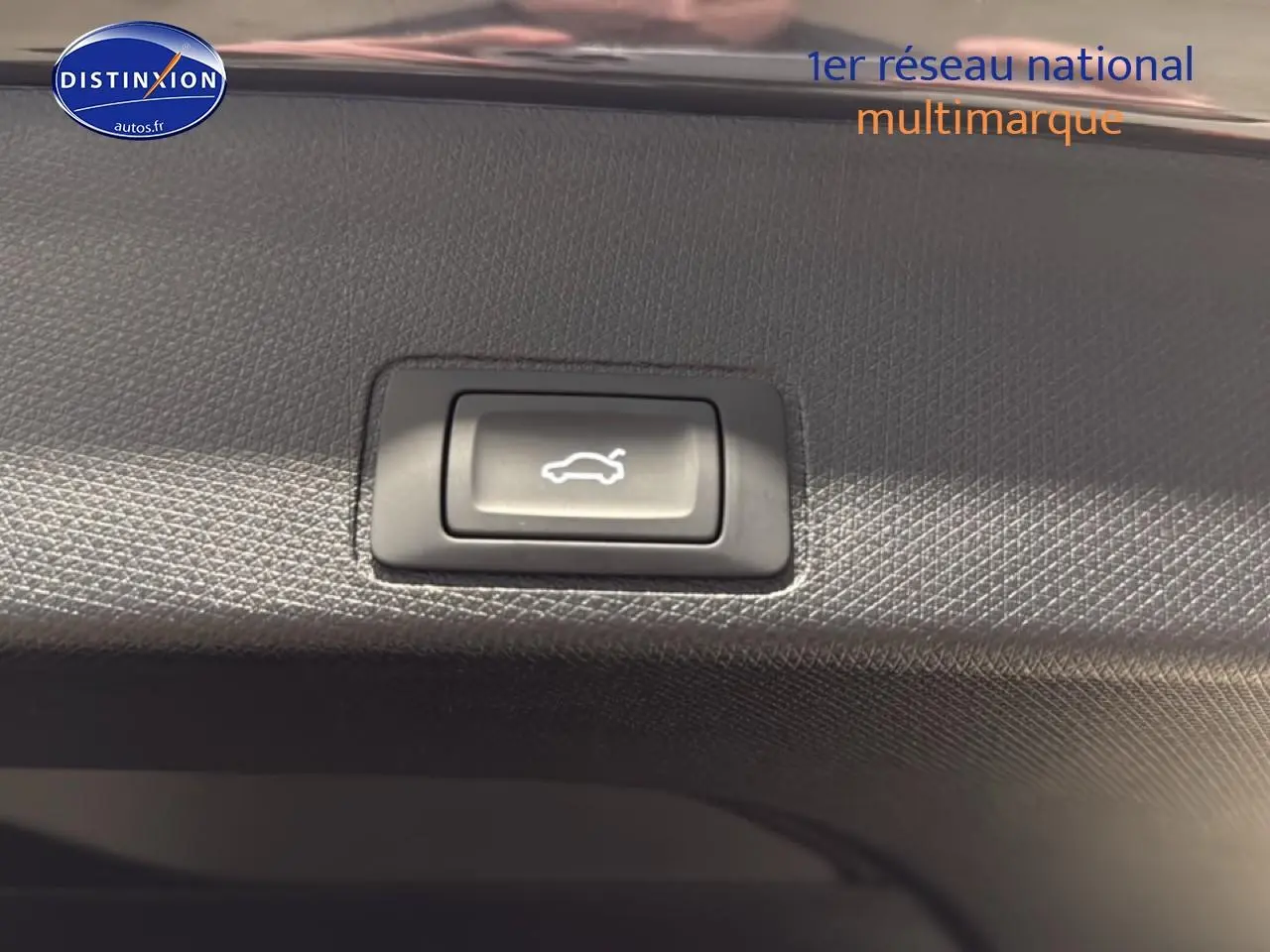 Bouton d'ouverture électrique du coffre sur la garniture intérieure grise d'une CUPRA TERRAMAR 2025.