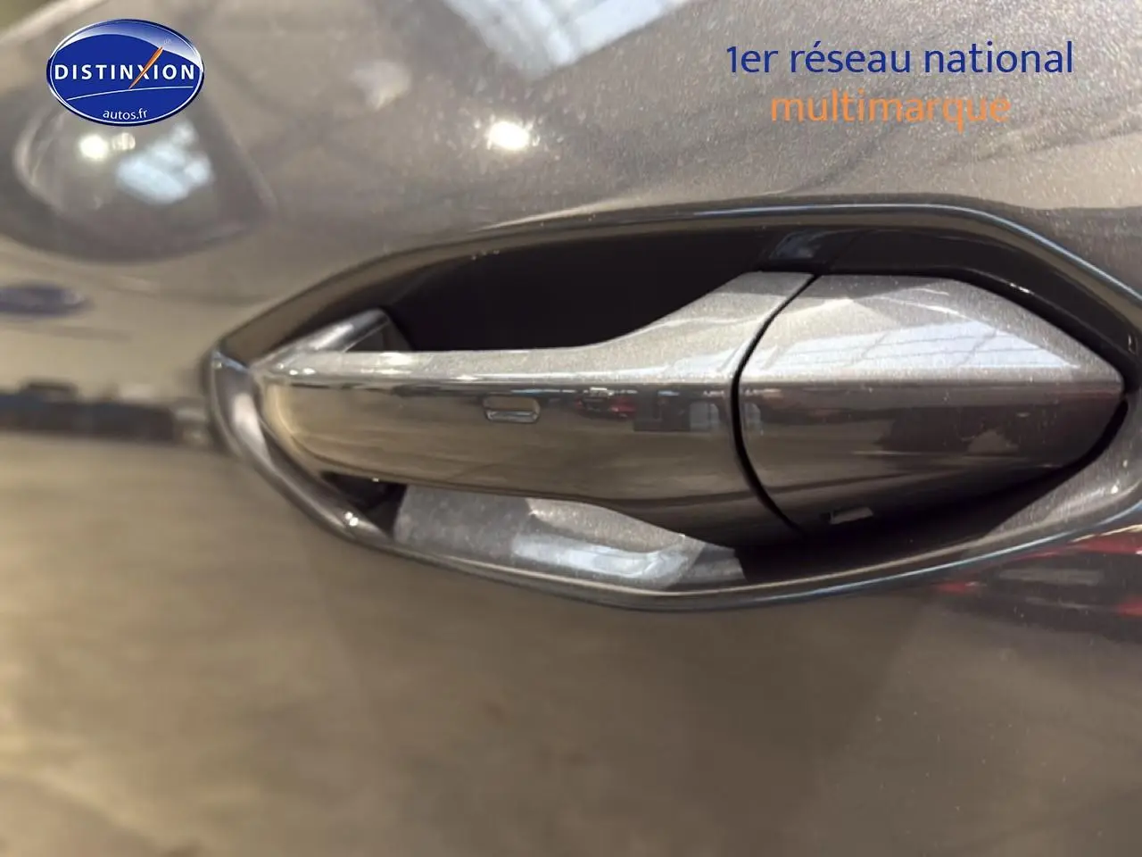 Poignée de porte gris métallisé côté gauche de la CUPRA TERRAMAR 1.5 etsi hybrid 2025 en gros plan.