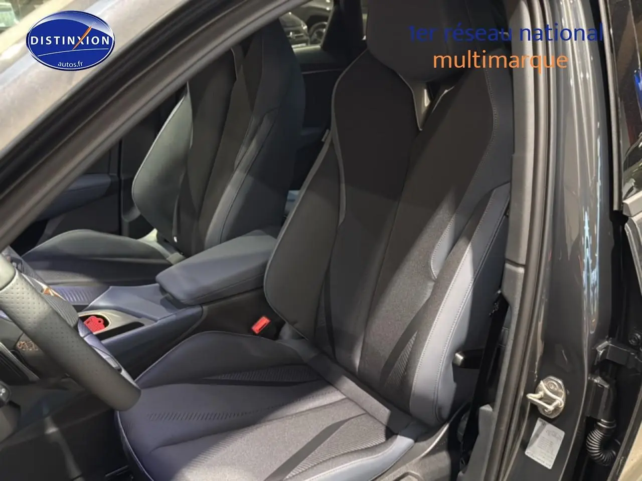 Vue intérieure côté conducteur du CUPRA Terramar gris 2025, mettant en valeur le siège sport et l'accoudoir central.