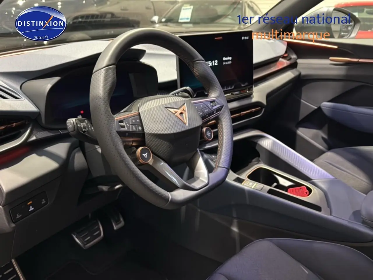 Intérieur de la CUPRA TERRAMAR 2025 vu côté conducteur, volant cuir perforé et écran tactile central noir.