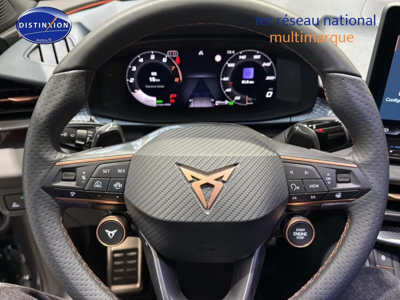 Vue rapprochée du volant sport en cuir perforé gris avec logo CUPRA et commandes multifonctions intégrées.