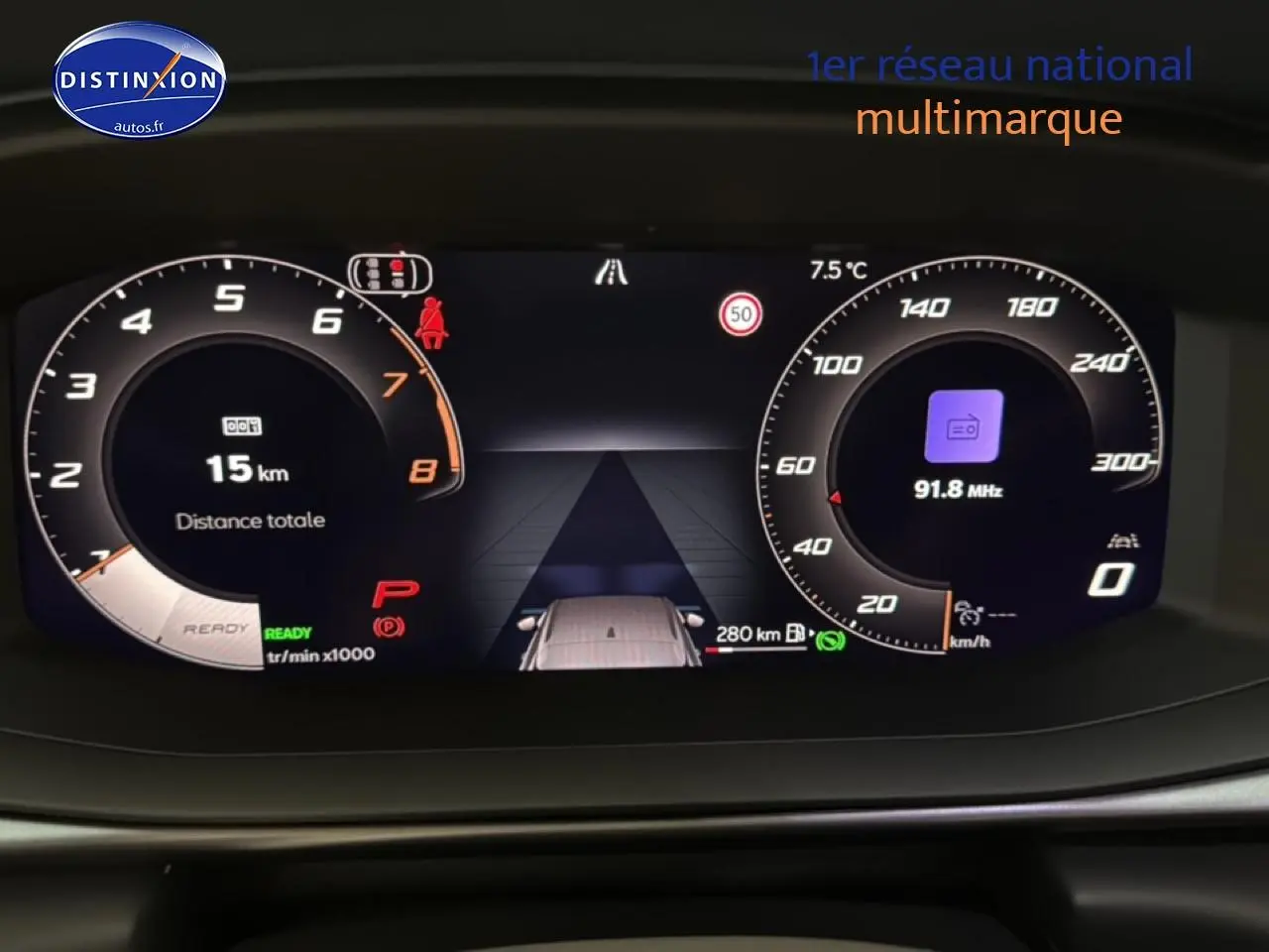 Vue rapprochée du tableau de bord numérique de la CUPRA TERRAMAR gris, affichant compte-tours et vitesse digitale.