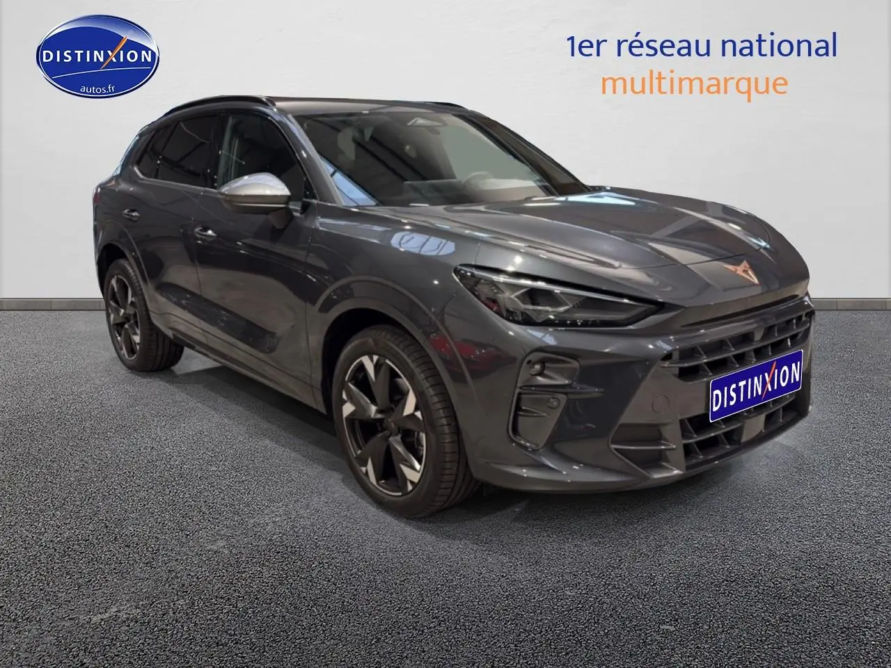 Vue 3/4 avant gauche d'un CUPRA TERRAMAR gris avec jantes 19 pouces et calandre marquée.