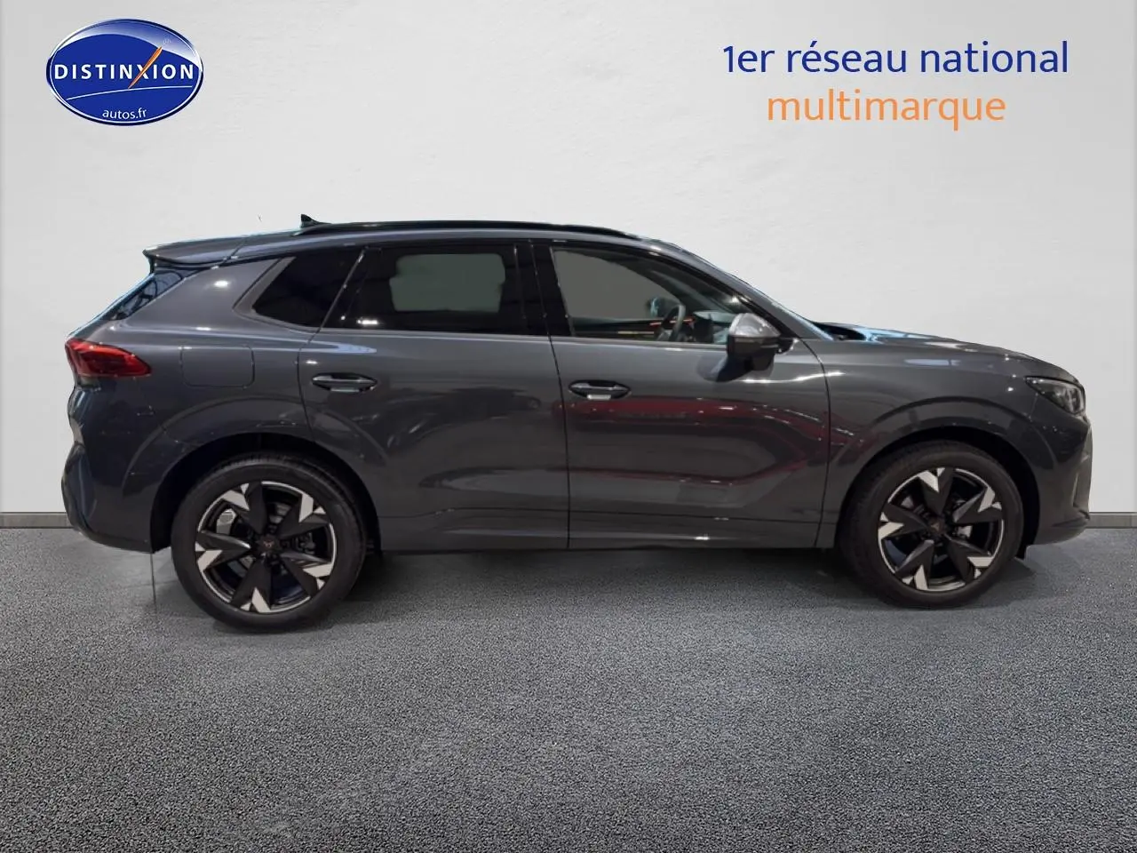 Vue de profil côté gauche d’un CUPRA Terramar gris 2025 avec jantes 19 pouces et vitres surteintées.