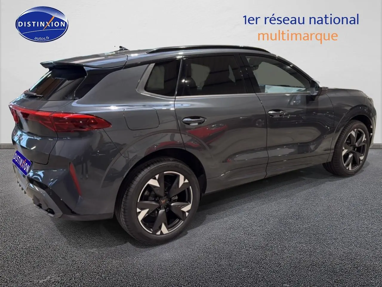 Vue 3/4 arrière droite d'un CUPRA TERRAMAR gris avec jantes 19 pouces et vitres surteintées.