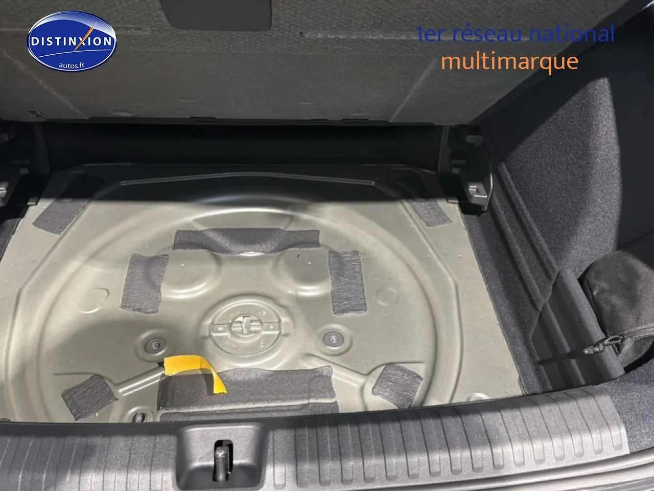 Vue du coffre ouvert d'une CUPRA TERRAMAR gris 2025, montrant l'emplacement de la roue de secours vide.