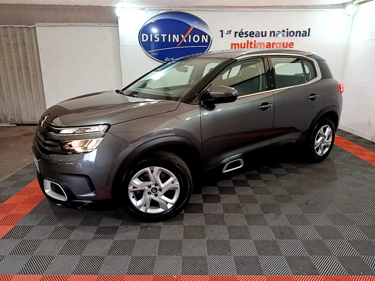 Citroën C5 Aircross gris foncé vue 3/4 avant droit, avec jantes alliage 17 pouces et inserts silver anodisé.