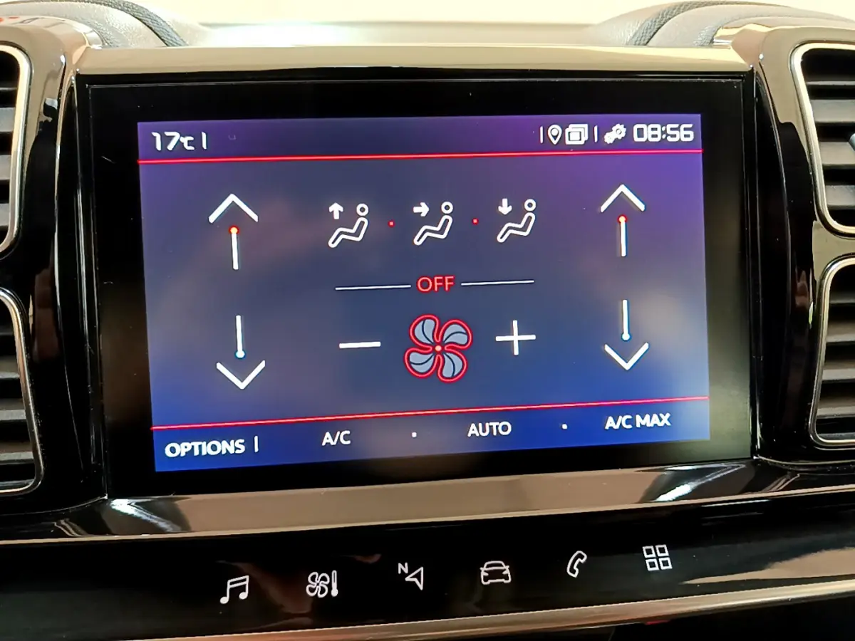 Écran tactile de la climatisation du Citroën C5 Aircross 2020, affichage digital avec commandes de ventilation.