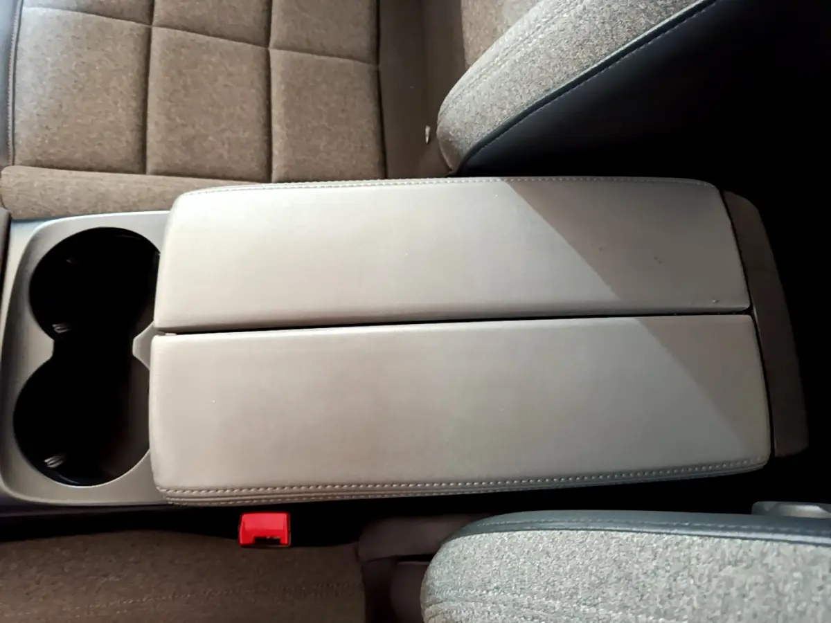 Vue rapprochée de l'accoudoir central gris clair et des sièges tissu gris dans une Citroën C5 Aircross 2020.