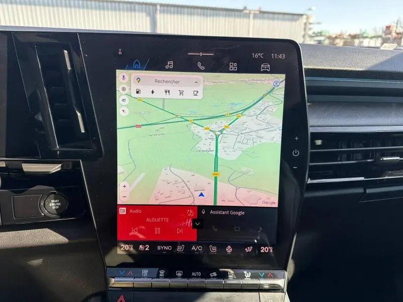 Vue rapprochée de l’écran tactile central du tableau de bord du Renault Rafale 1.2 E-Tech 300ch en intérieur.