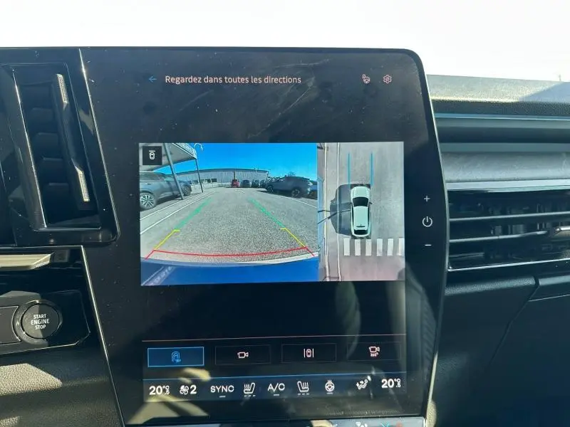 Écran tactile intérieur montrant la caméra de recul et vue 360° du Renault Rafale bleu sommet métallisé.