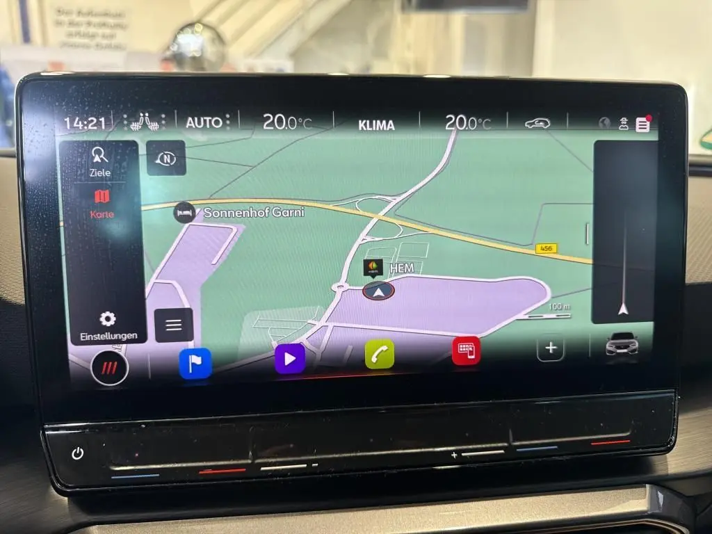 Écran tactile central du système de navigation du CUPRA LEON ST 2024 affichant une carte en mode jour.