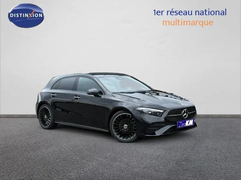 Vue 3/4 avant droite d'une Mercedes Classe A noire avec jantes alliage noires et calandre AMG distinctive.