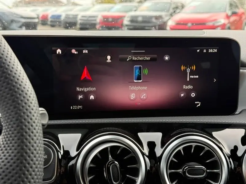 Écran tactile central de la Mercedes Classe A 200 d AMG Line 2026 avec commandes navigation, téléphone et radio visibles.