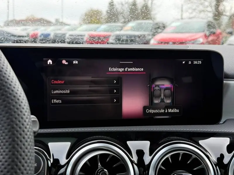 Écran tactile intérieur de la Mercedes Classe A 200 d AMG Line 2026 montrant les réglages d’éclairage d’ambiance.