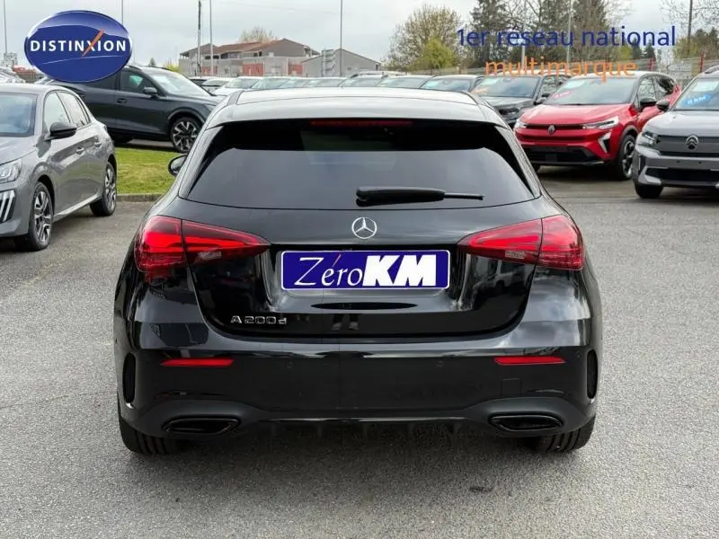 Vue arrière d'une Mercedes Classe A 200 d AMG Line gris montagne métallisé avec feux arrière LED et double sortie d'échappement.