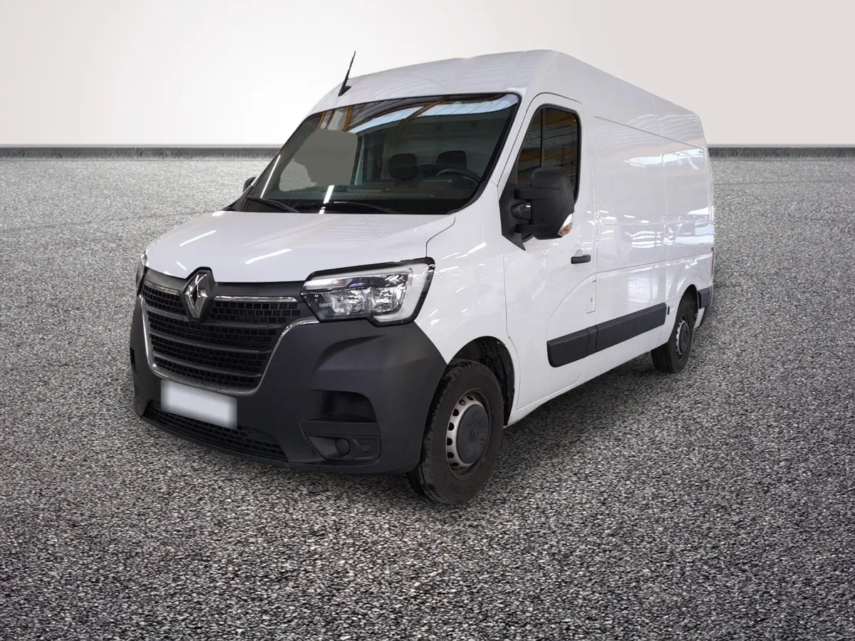 Vue 3/4 avant droit d’un Renault Master blanc avec pare-chocs noir et jantes acier sur sol gris.