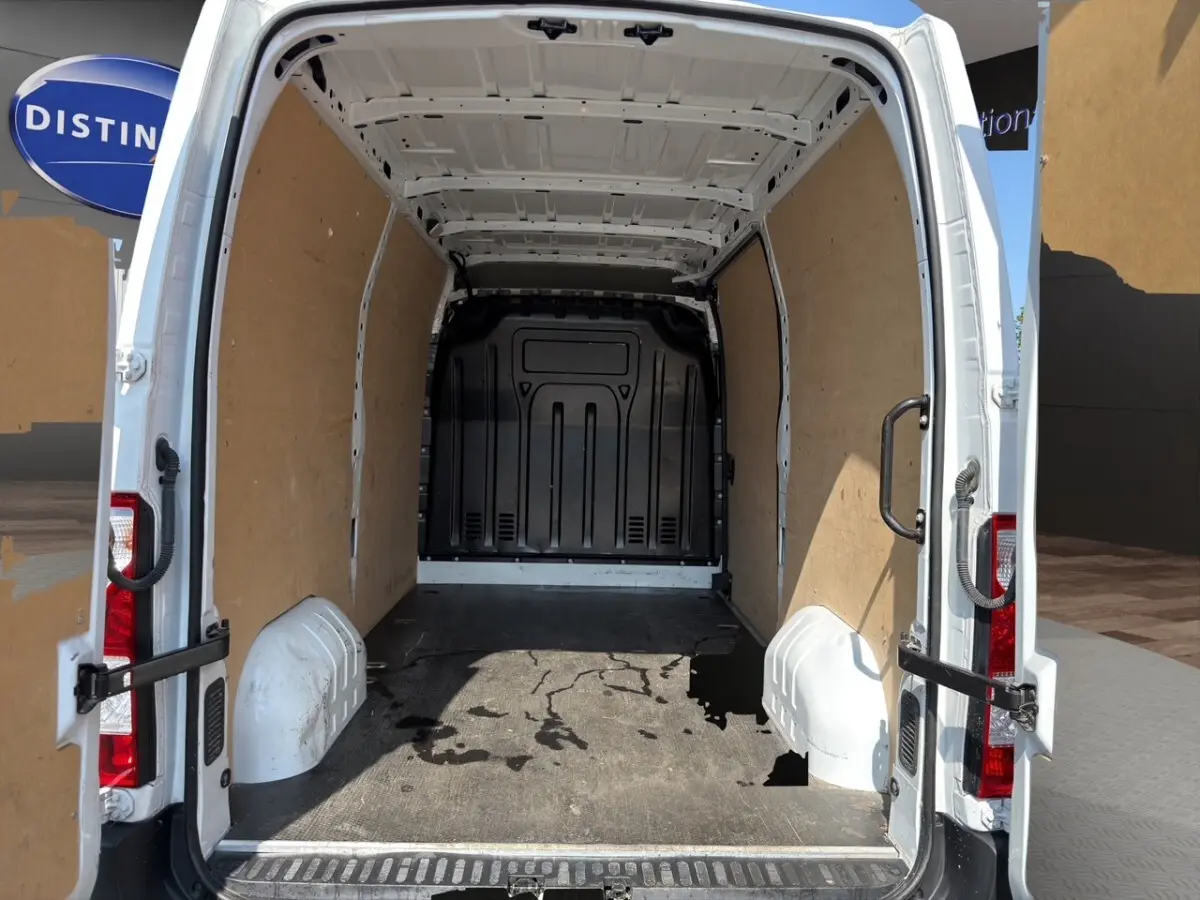 Vue arrière du Renault Master blanc 2023 avec portes ouvertes montrant l'intérieur de chargement en bois et métal.