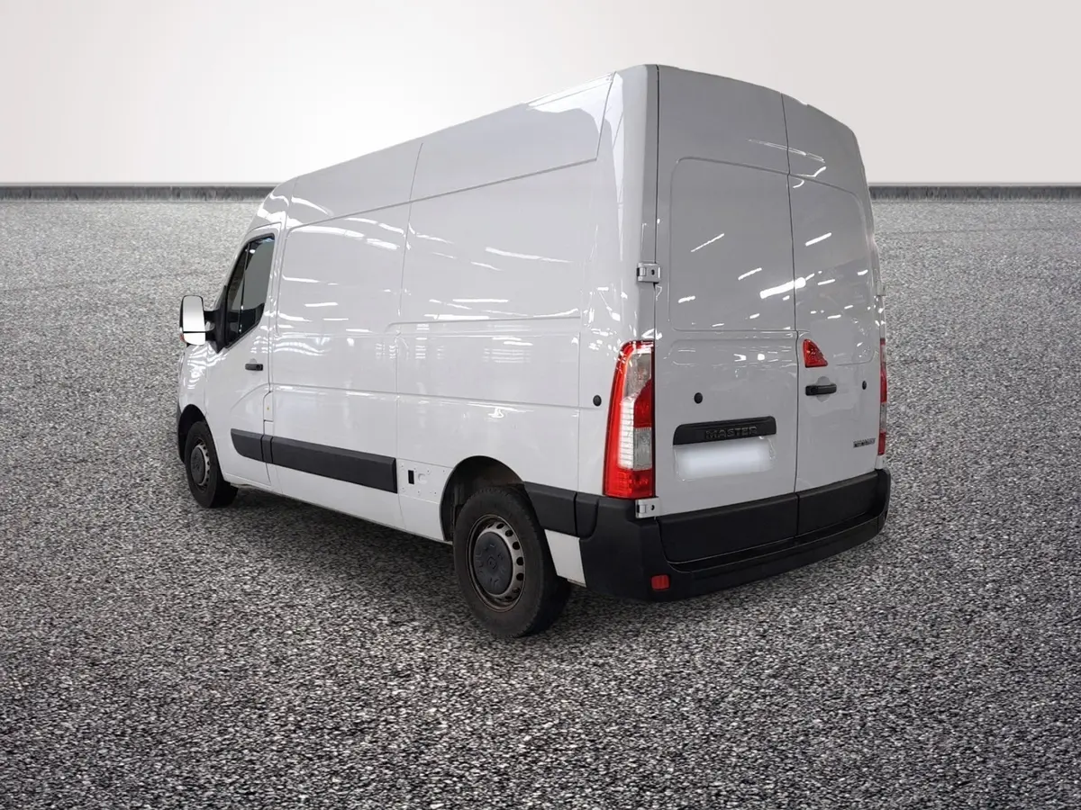 Vue 3/4 arrière droite d’un utilitaire Renault Master blanc avec porte latérale et feux arrière verticaux.